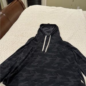 Vuori Halo essential hoodie in size S in black camouflage
